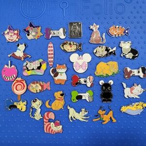 Disney Trading Pins Cats & Dogs Lot (30 Pins), SIMBA, PLUTO, DUG, MARIE +++